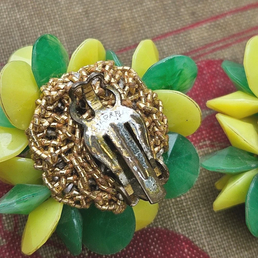 Vintage 70s Japan Green Yellow Plastic Petal Cluster Ring & Clip On Earrings Set